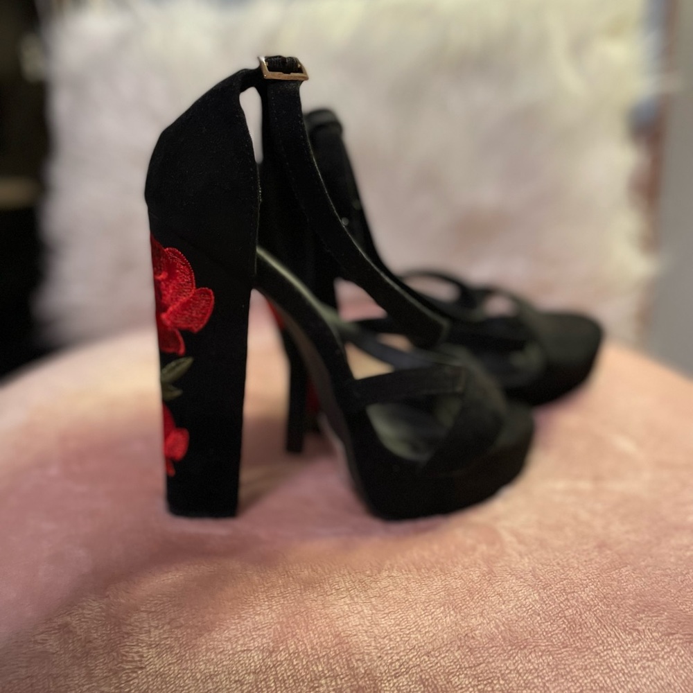 🖤Charlotte Russe rose embroidered heel🌹